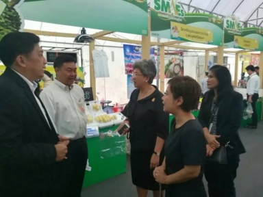 นางสาวรื่นวดี สุวรรณมงคล กรรมการ ธ.ก.ส. เยี่ยมชมและให้กำลังใจเกษตรกรลูกค้า ที่ร่วมออกร้านในงาน "ตลาดของดี SMEs เกษตรไทย&qu